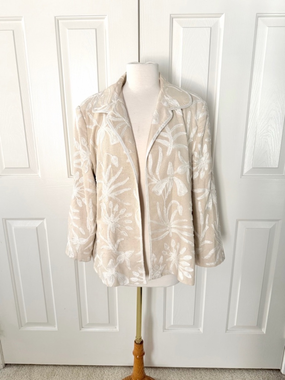 Vintage Women’s Beige Floral Embroidered Jacket - Lightweight Coat